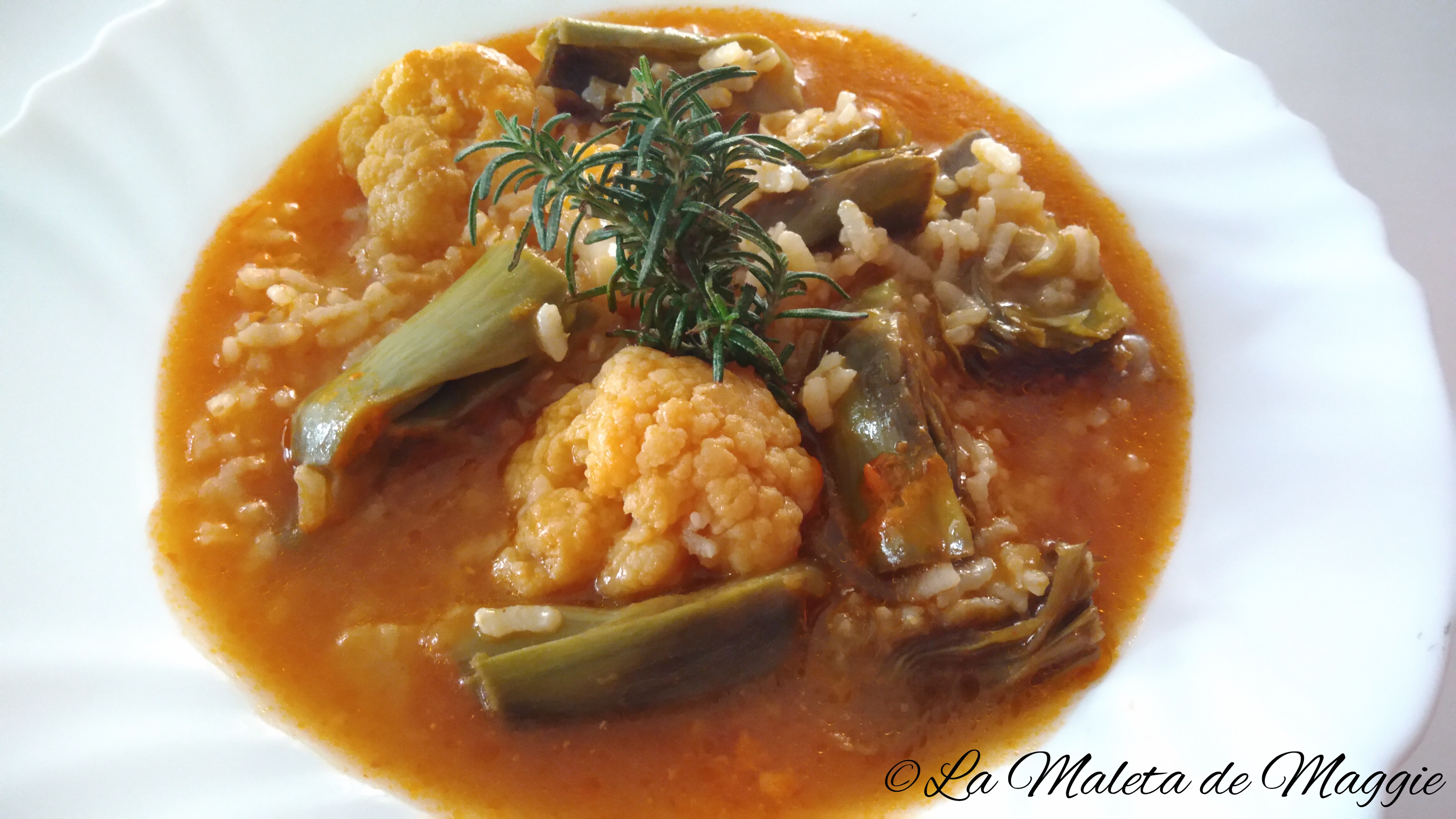 Arroz caldoso con alcachofas y coliflor