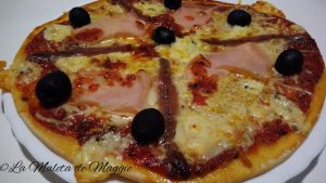 Pizza con anchoas, jamón york y aceitunas 