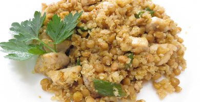 quinoa con lentejas, pollo y pimiento