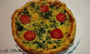 Quiche de espinacas, queso cheddar y tomates cherry