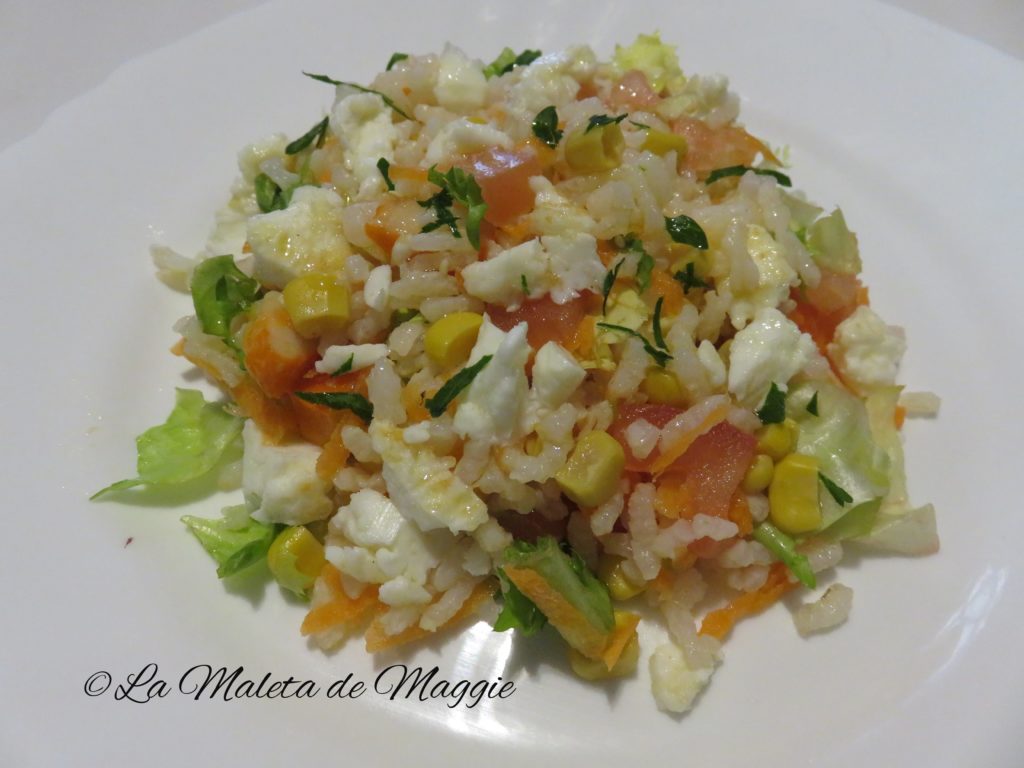 Ensalada de arroz con tortilla de claras de huevo