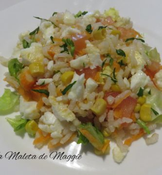 Ensalada de arroz con tortilla de claras de huevo