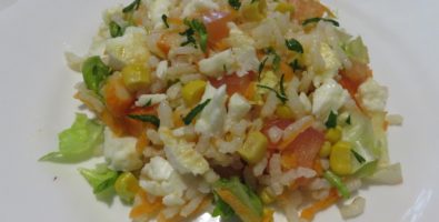 Ensalada de arroz con tortilla de claras de huevo