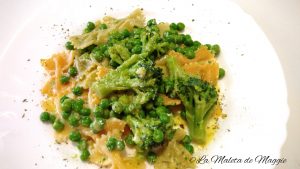Pasta con brócoli y guisantes en salsa de curry