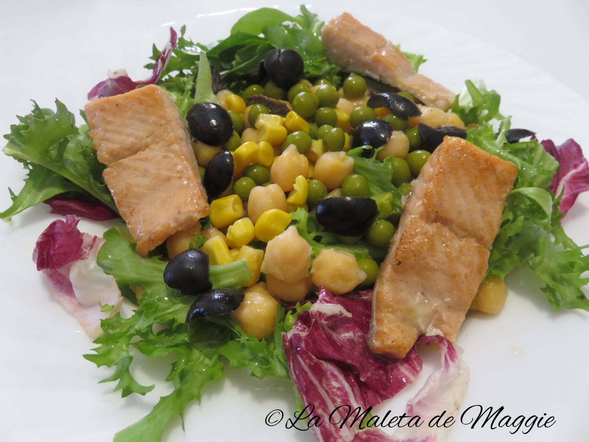 👉 Ensalada de garbanzos con guisantes y salmón 🥗