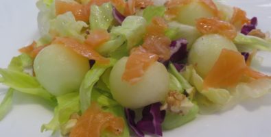 Ensalada de salmón ahumado y melón