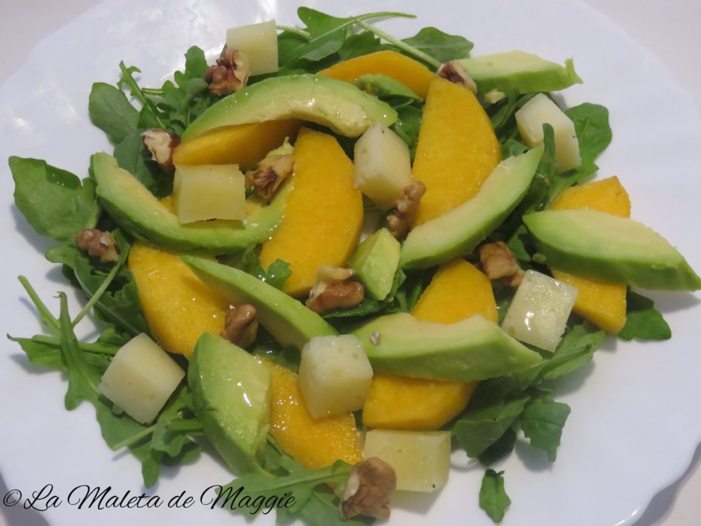 ensalada de aguacate y melocotón