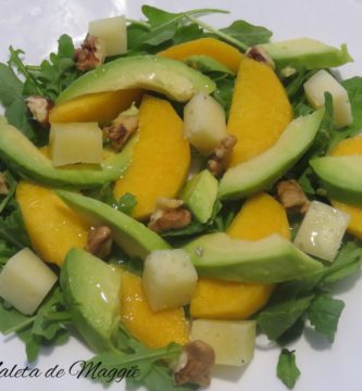 ensalada de aguacate y melocotón