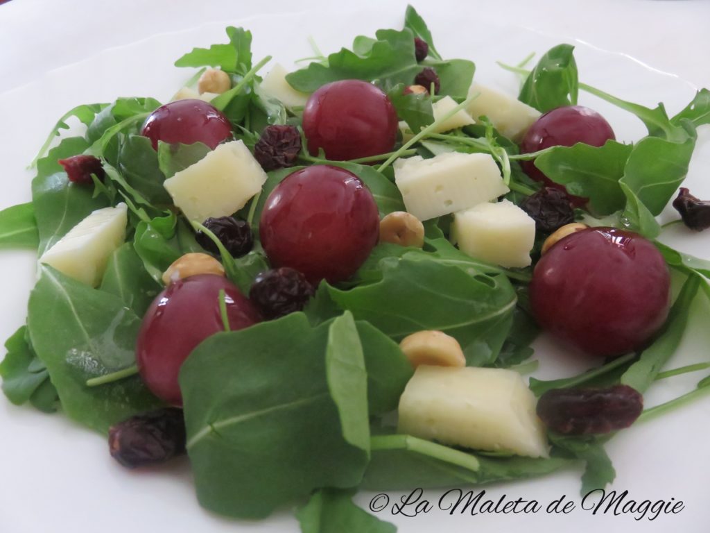 ensalada de rúcula con uva y arándanos