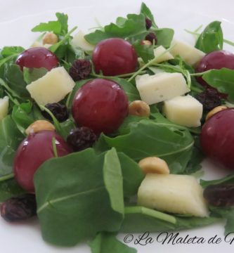 ensalada de rúcula con uva y arándanos