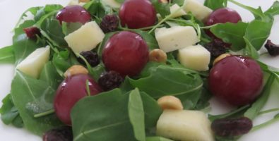 ensalada de rúcula con uva y arándanos