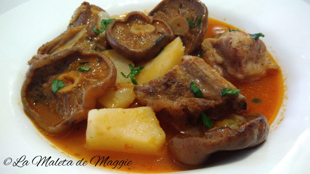 Guiso de patatas con costillas y setas