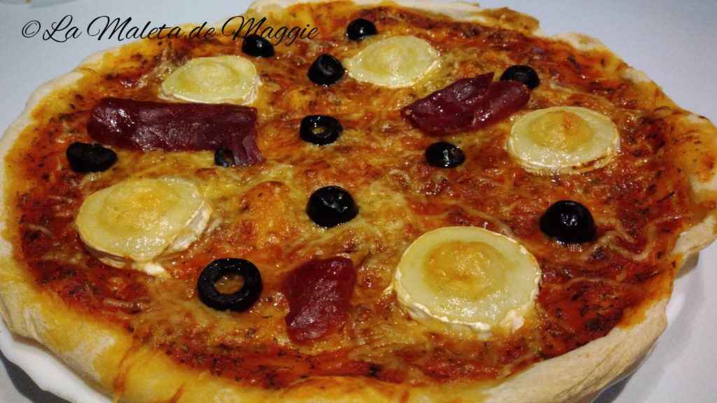 Pizza de jamón serrano y queso de cabra