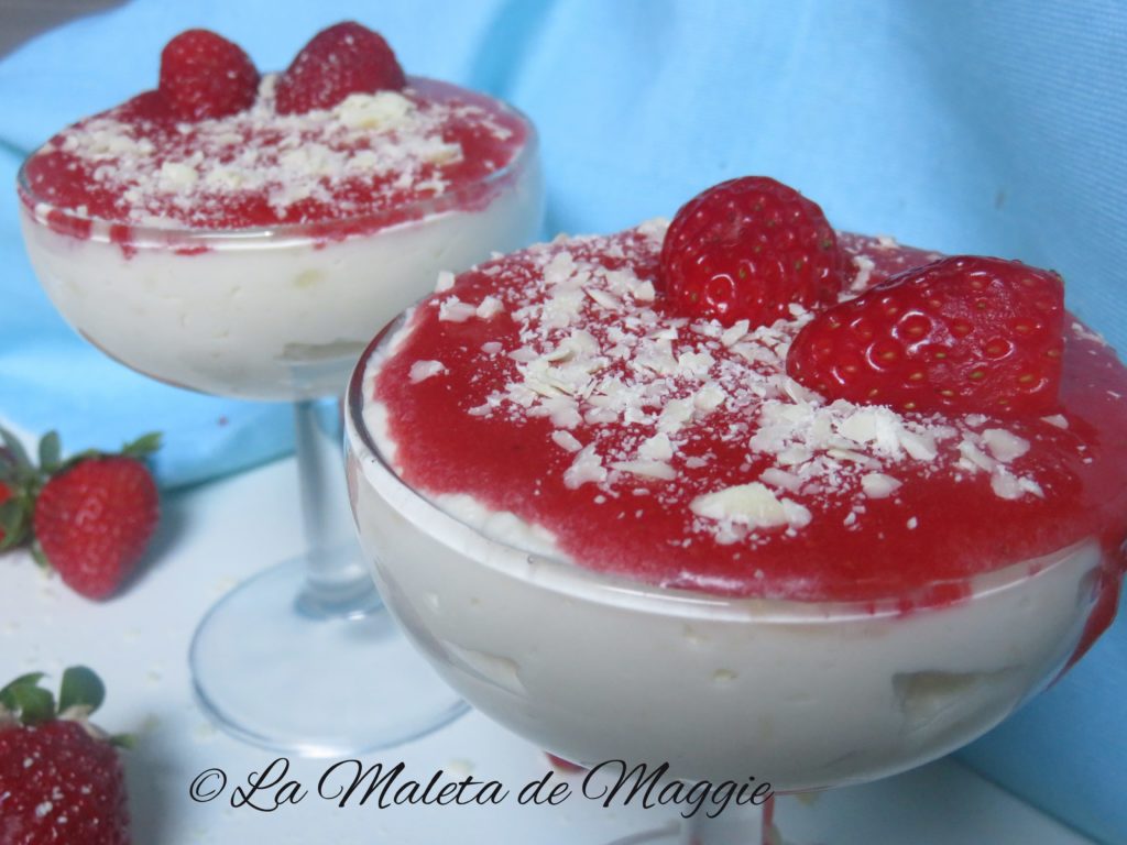 Mousse de chocolate blanco con fresas