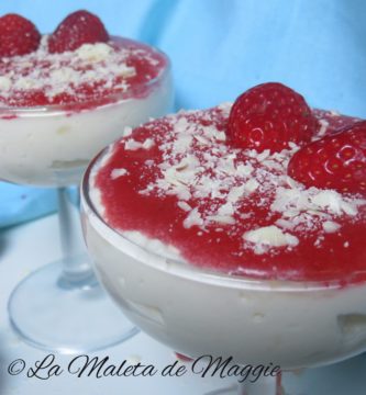 Mousse de chocolate blanco con fresas