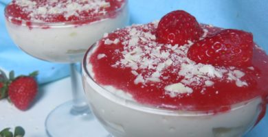 Mousse de chocolate blanco con fresas