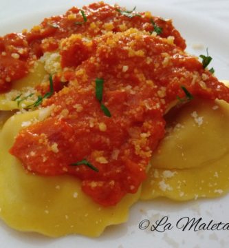 Tortellini con salsa cremosa de tomate