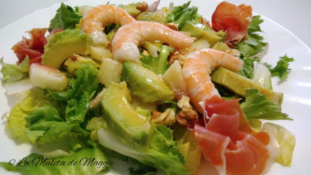 Ensalada de paraguaya, aguacate y langostinos