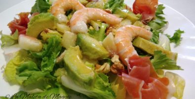 Ensalada de paraguaya, aguacate y langostinos