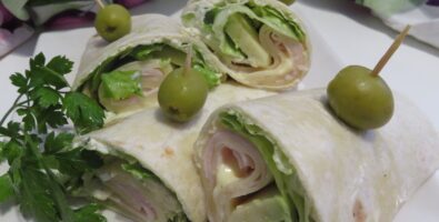 wrap de aguacate, jamón york y queso