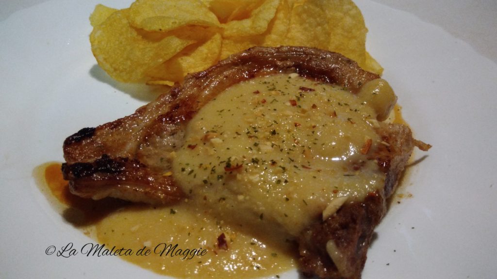 Chuletas de cerdo con salsa de pera picante y almendras