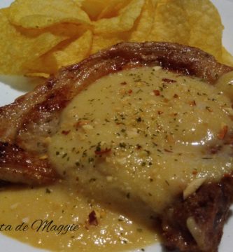 Chuletas de cerdo con salsa de pera picante y almendras