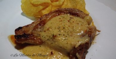 Chuletas de cerdo con salsa de pera picante y almendras