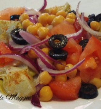 Ensalada de alcachofas, garbanzos, cebolla, tomate