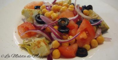 Ensalada de alcachofas, garbanzos, cebolla, tomate