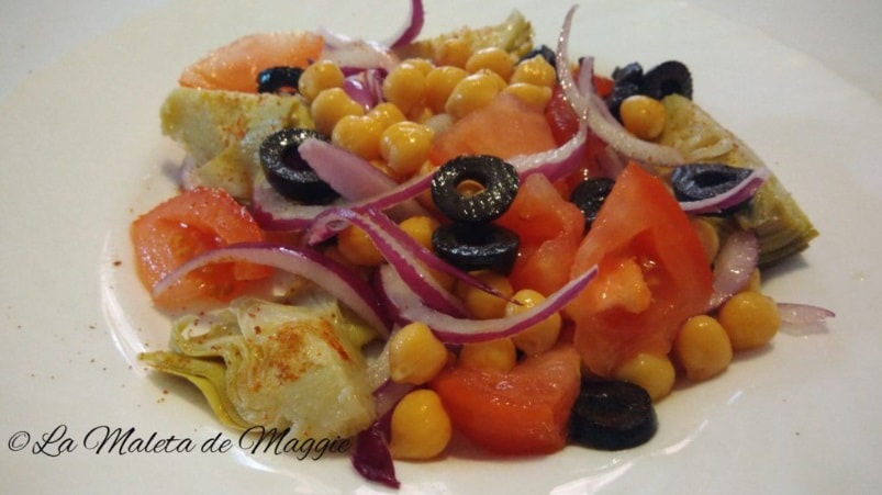 Ensalada de alcachofas, garbanzos, cebolla, tomate