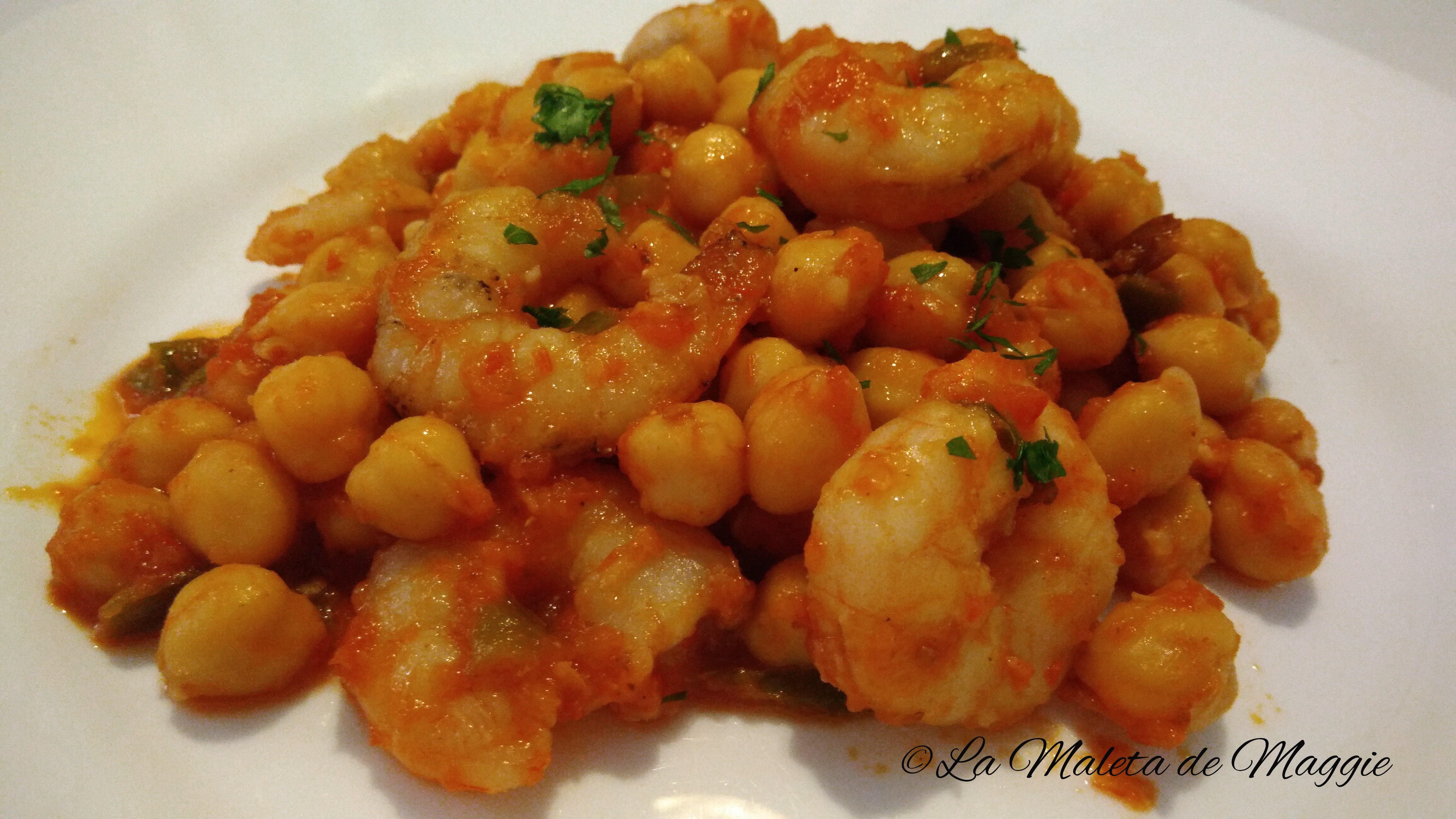 Garbanzos con gambas - Recetas saludables | La Maleta de Maggie