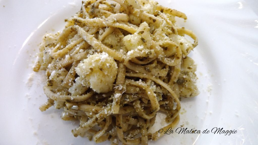 Tallarines con salsa pesto y coliflor