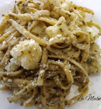 Tallarines con salsa pesto y coliflor