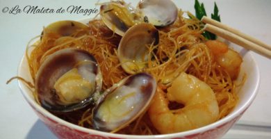 Fideos de arroz con gambas y almejas