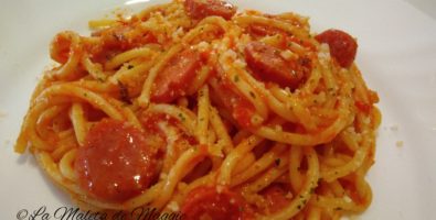 Espaguetis con salchichas picosas