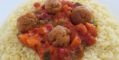 Cuscús con verduras y albóndigas de soja texturizada