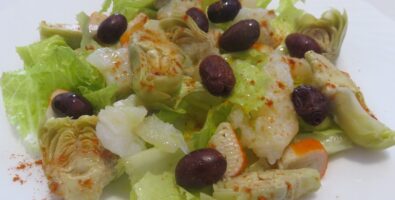 Ensalada con alcachofas y bacalao