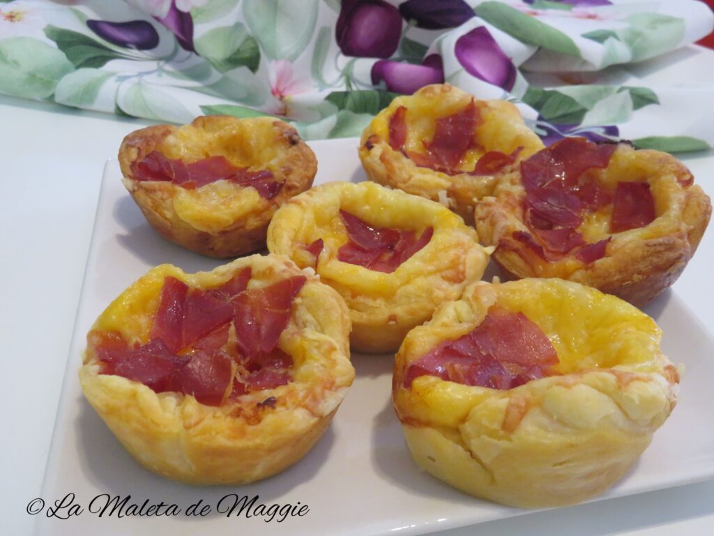 Mini tartaletas de hojaldre con queso y jamón