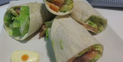 wrap de salmón, aguacate y lechuga