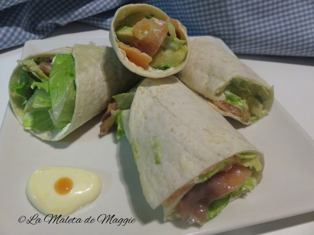 wrap de salmón, aguacate y lechuga