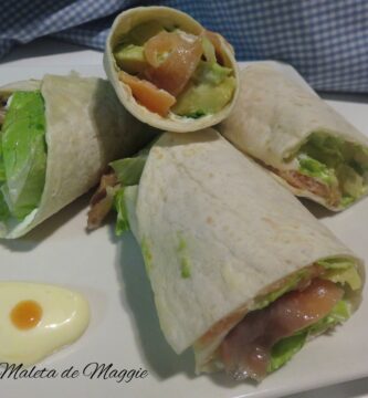 wrap de salmón, aguacate y lechuga