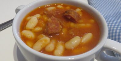 judías blancas con chorizo