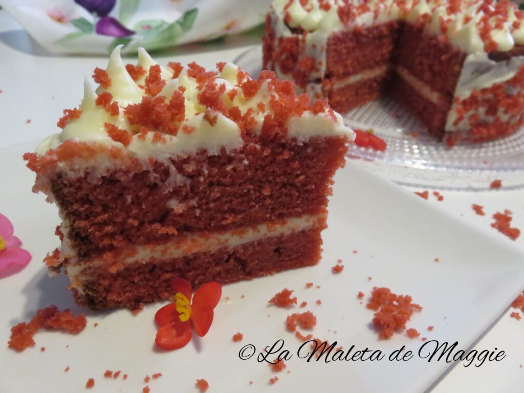 Tarta red velvet con frosting de queso