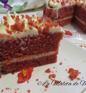 Tarta red velvet con frosting de queso