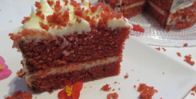 Tarta red velvet con frosting de queso