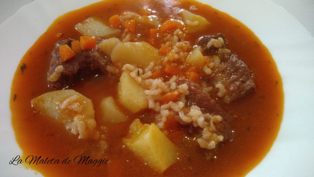 Guiso de patatas con arroz y costilla de cerdo