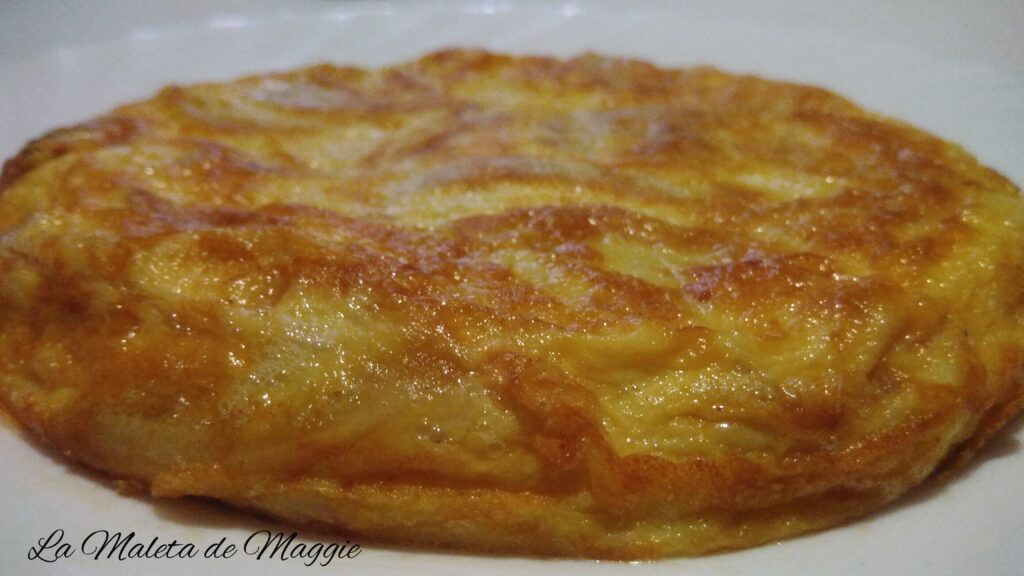 Tortilla de patata con cebolla y queso