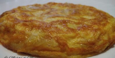 Tortilla de patata con cebolla y queso