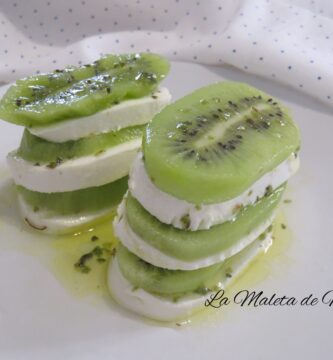 Milhojas de mozzarella y kiwi