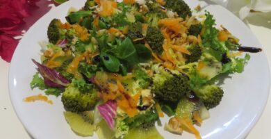 Ensalada de brócoli y kiwi